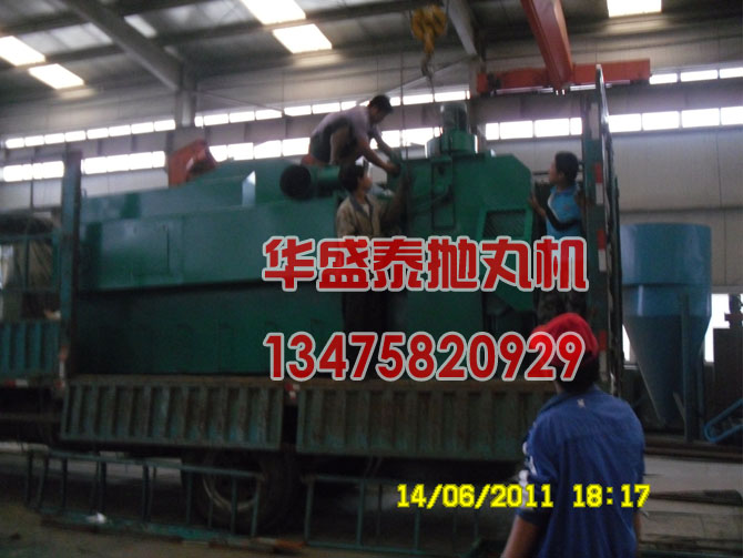 發(fā)往河南鄭州Q3710吊鉤式拋丸清理機裝車現(xiàn)場