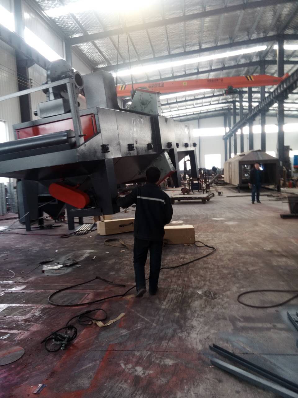 通過式拋丸清理機發(fā)往膠州的裝貨現(xiàn)場 通過式拋丸清理機發(fā)往膠州的裝貨現(xiàn)場